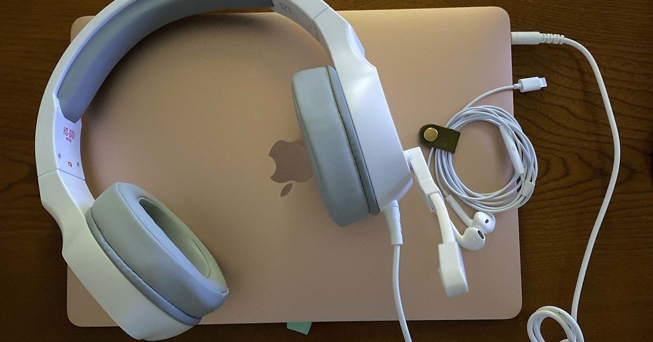 macbookairの上にのせた新しいヘッドセットの写真