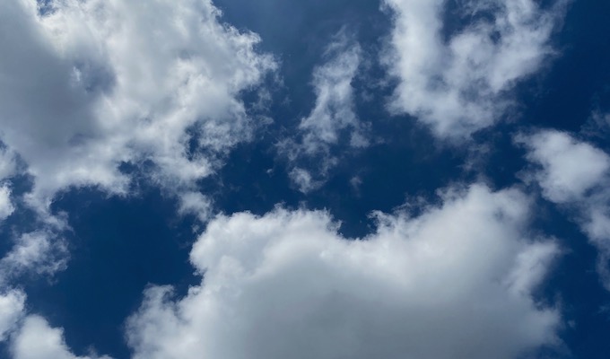 写真：青空に綿あめみたいなしろいもくもくの雲が浮かんでいます